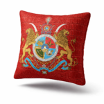 کوسن با نشان سلطنتی ایران | روکش بالش طرح شیر و خورشید – چاپ دوطرفه ۴۵×۴۵ سانتی‌متر | Royal Persian Emblem Pillow Cover – Lion & Sun Crest – Double-Sided Print (45x45 cm)