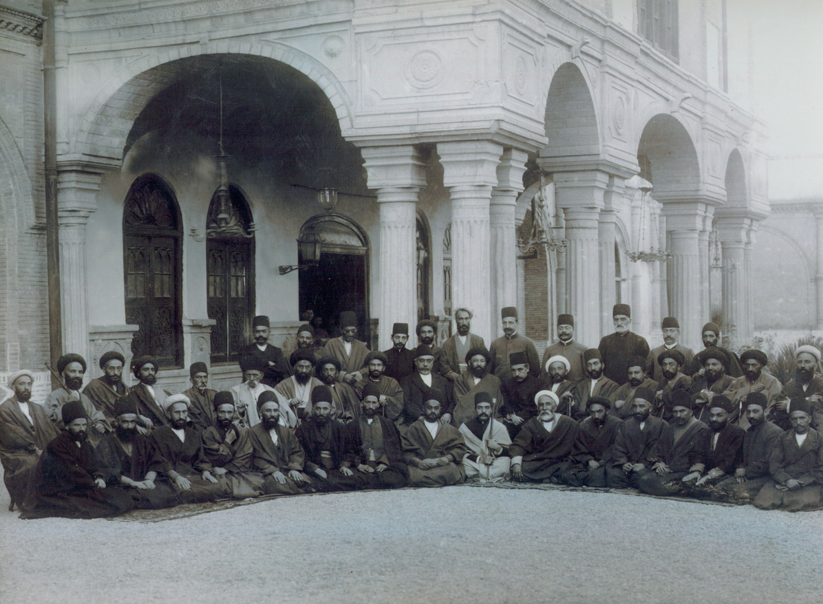 نمایندگان نخستین مجلس ایران در برابر مدرسه نظام در سال ۱۹۰۶